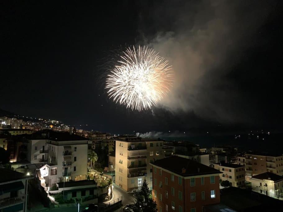 Vista Mare Con Ogni Comfort Вараце Екстериор снимка